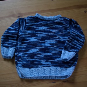 Pulli blau meliert m. Zopf-Rand